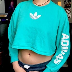 adidas blue cropped sweater 🩵